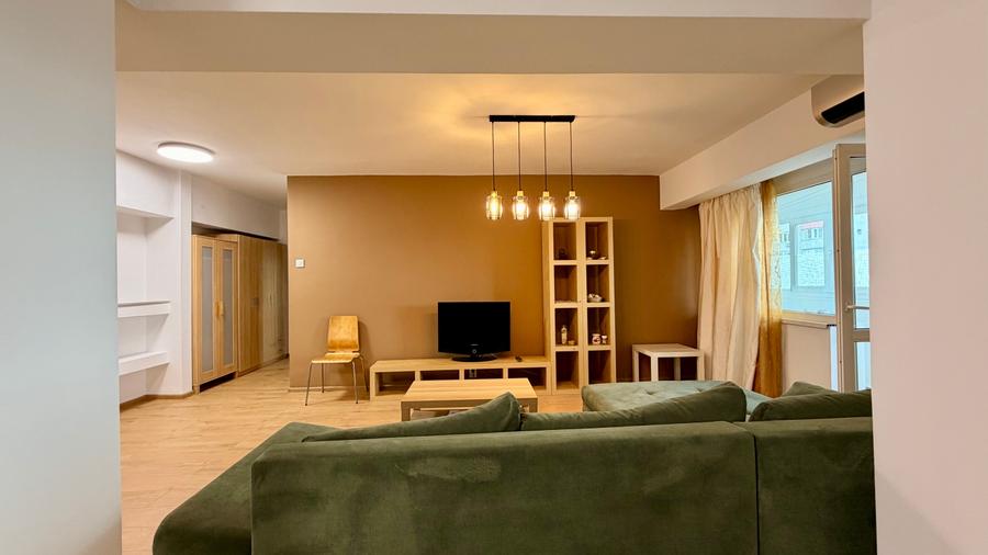 Apartament cu 3 camere semidecomandat în 1 Mai