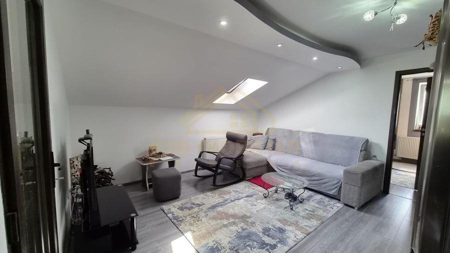 Apartament cu 3 camere semidecomandat, mobilat în Central