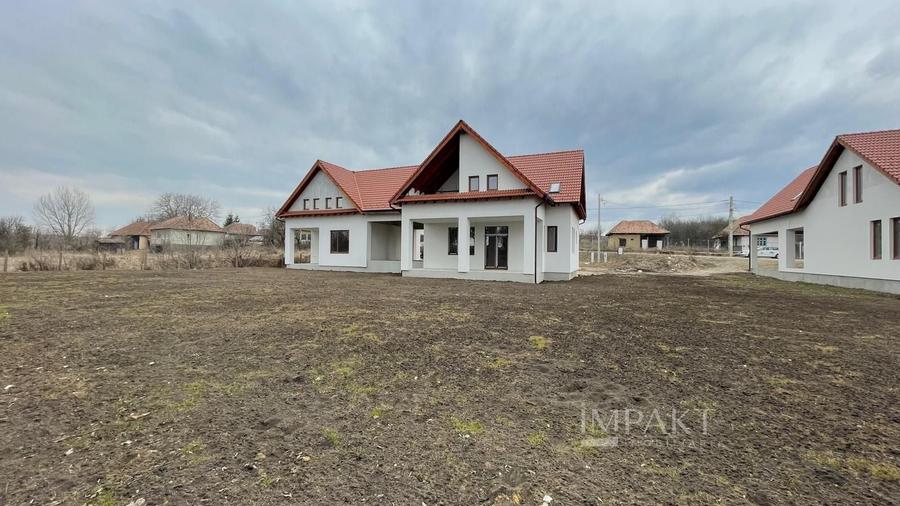 Duplex cu 4 camere semidecomandat cu Teren 800 Mp în Aiton