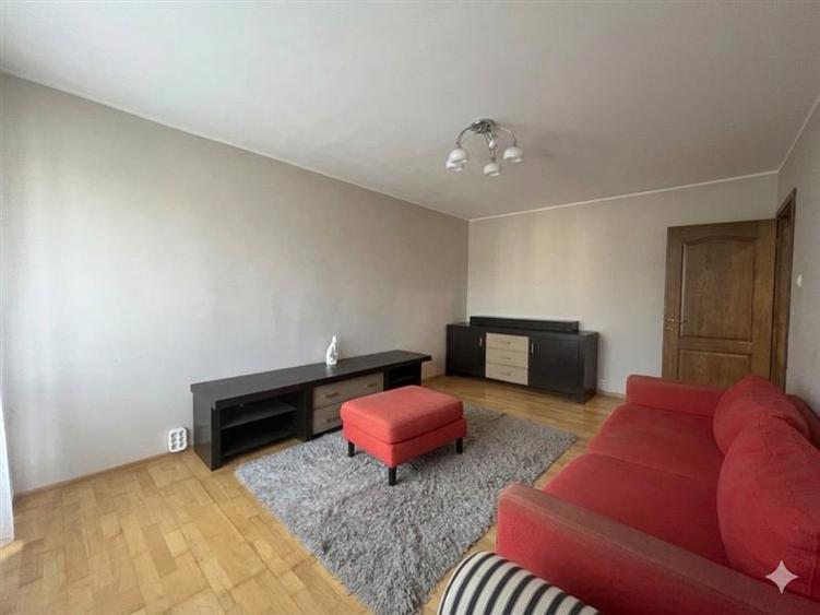 Apartament cu 3 camere decomandat, mobilat în Nicolina