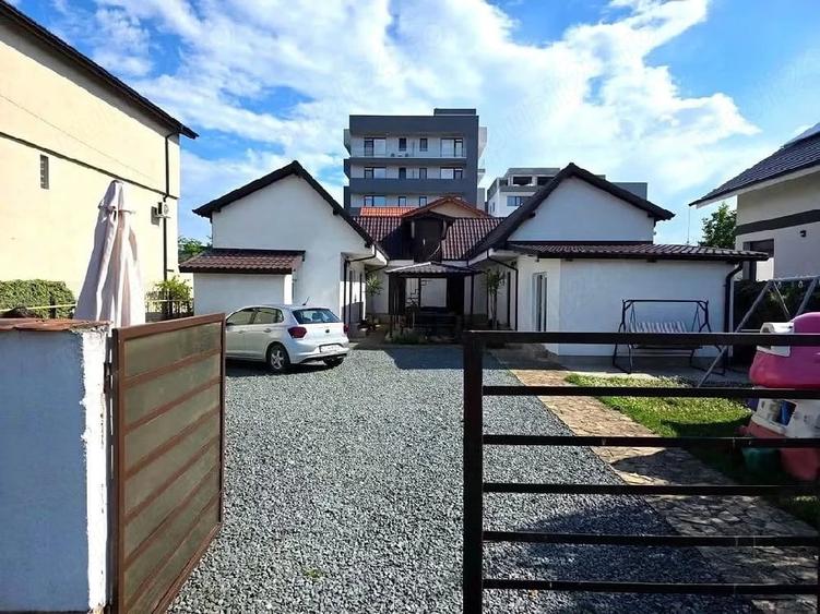 Casă cu 8 camere cu Teren 466 Mp în Central