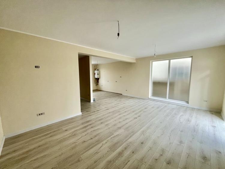 Duplex cu 4 camere cu Canalizare în Exterior Vest