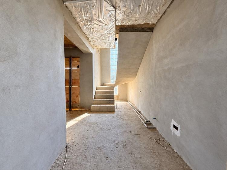 Casă cu 5 camere cu Teren 500 Mp în Balotești