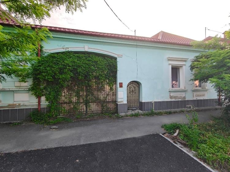 Casă individuală cu 9 camere cu Teren 2826 Mp în Sânpetru