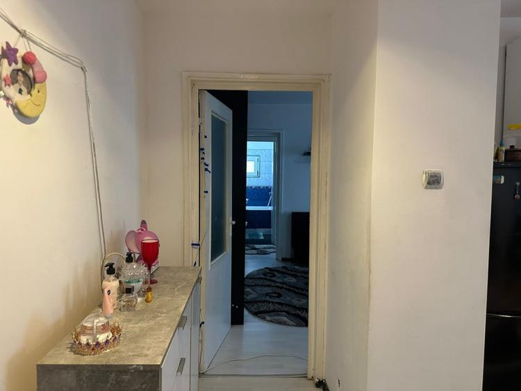 Apartament cu 3 camere semidecomandat, mobilat în Calea București