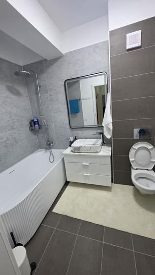 Apartament cu 3 camere semidecomandat în Olteni