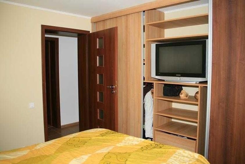 Apartament cu 3 camere decomandat în Exterior Vest