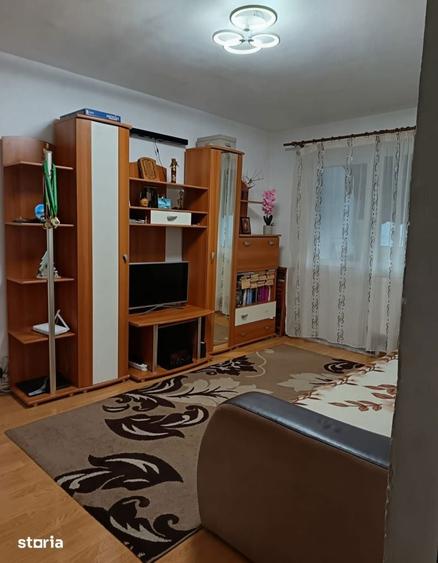 Apartament cu 3 camere semidecomandat în Calea București
