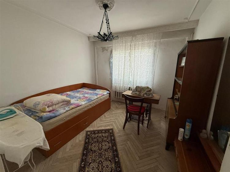 Apartament cu 4 camere decomandat în Mircea cel Bătrân