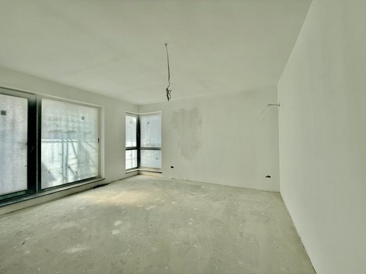 Apartament cu 3 camere semidecomandat în Moșilor