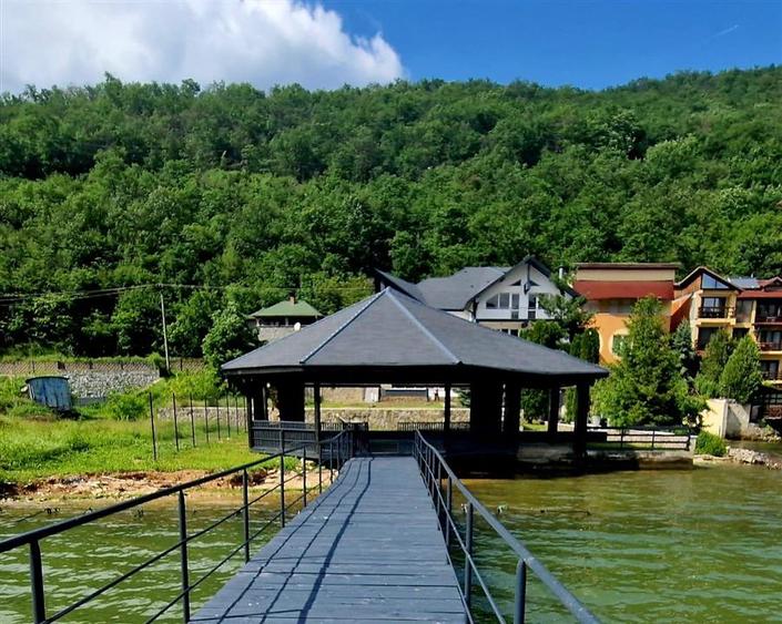 Hotel/Pensiune, de 713.94000244141 mp, în Eșelnița