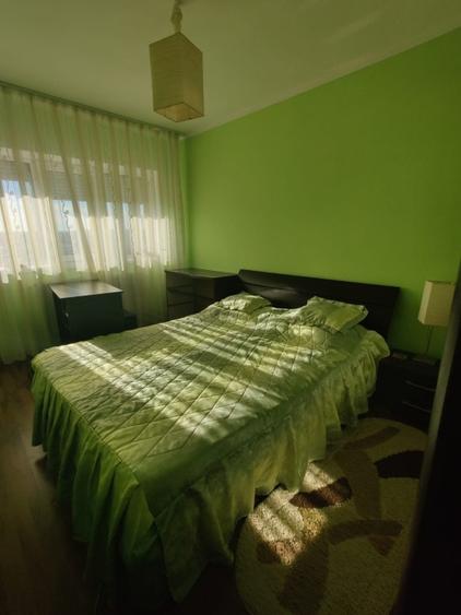 Apartament cu 3 camere decomandat, mobilat în Micro 4