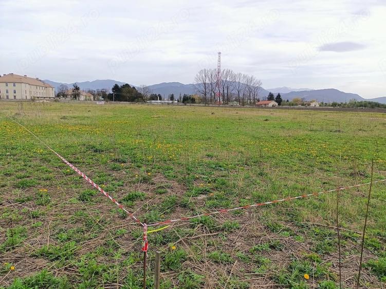 Inchiriez teren35.000 de mp la 15 km de Brasov - 2