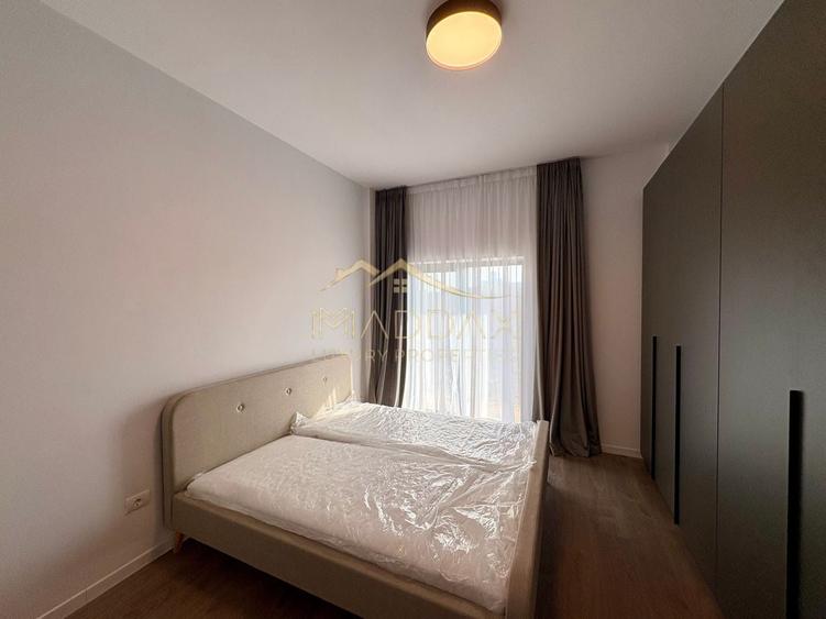 Apartament cu 3 camere semidecomandat, mobilat în Băneasa