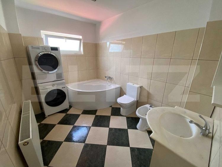 Casă individuală cu 7 camere cu Canalizare în Valea Voievozilor