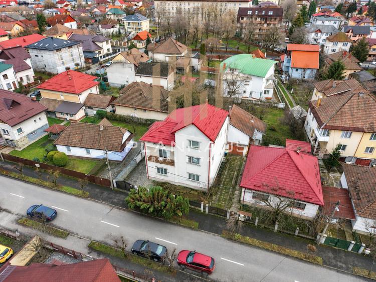 Casă cu 6 camere cu Canalizare în Ultracentral