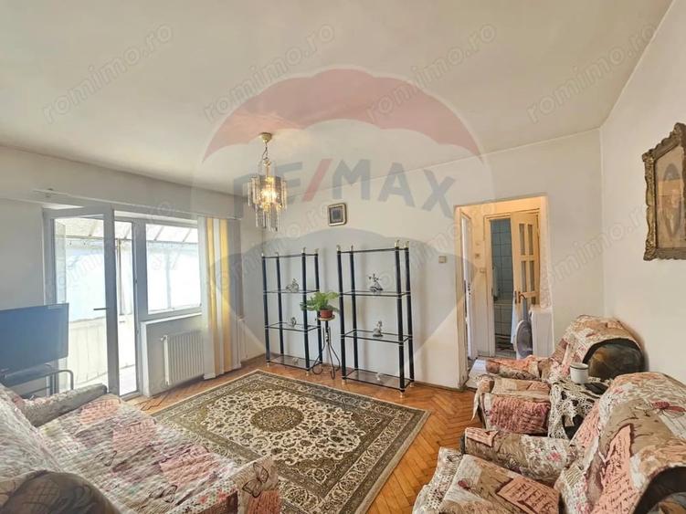 Apartament cu 3 camere semidecomandat în Central