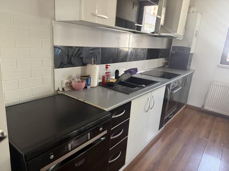 Apartament cu 3 camere decomandat în Roșu