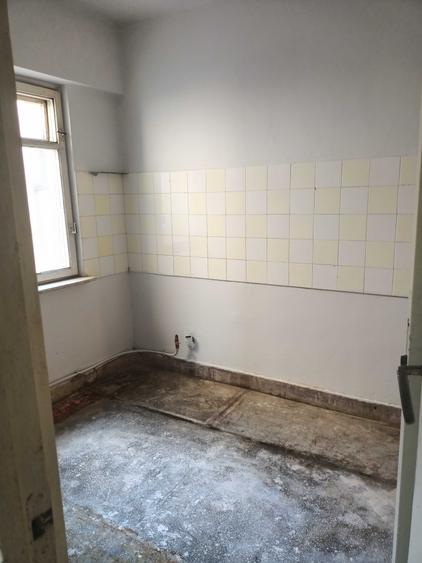Apartament cu 4 camere decomandat în Micro 16
