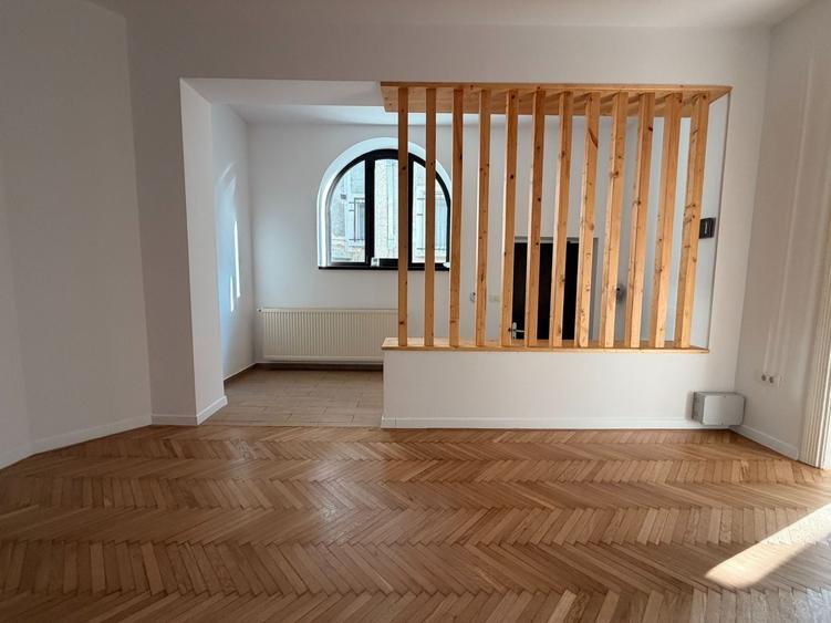 Birou, de 250 mp, în Romană