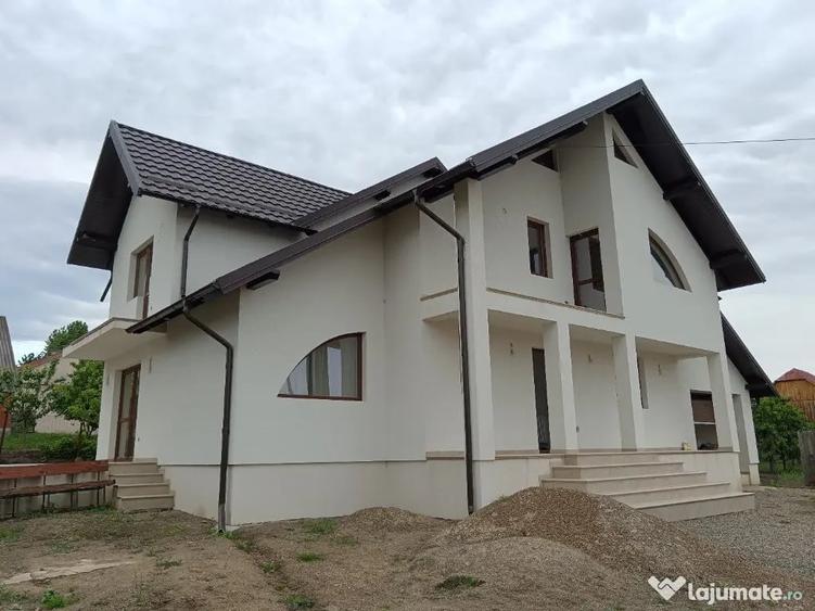 Casă cu 6 camere cu Teren 1000 Mp în Șcheia