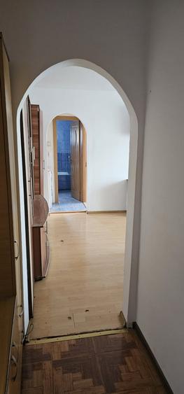 Apartament cu 2 camere semidecomandat, mobilat în Moinești