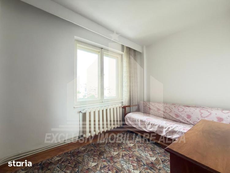 Apartament cu 4 camere decomandat în Cetate