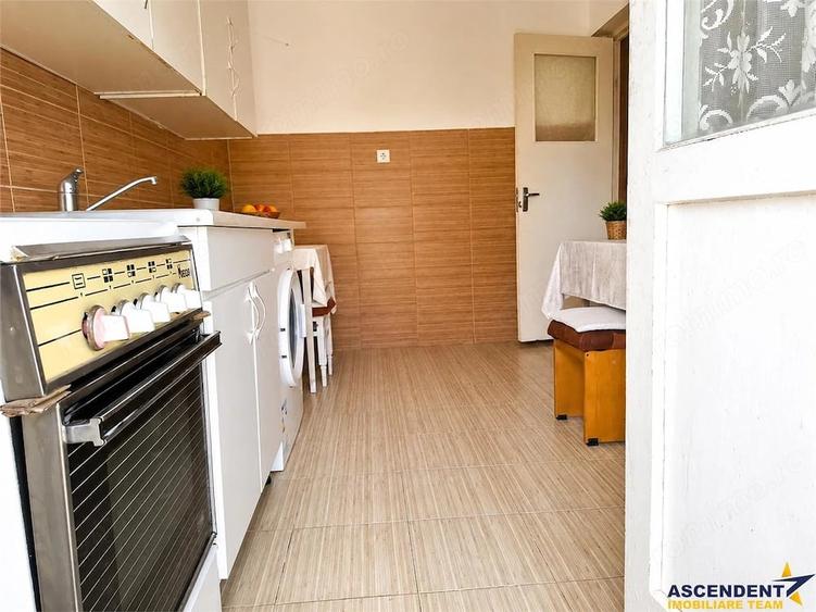 Apartament cu 3 camere decomandat în Drumul Poienii
