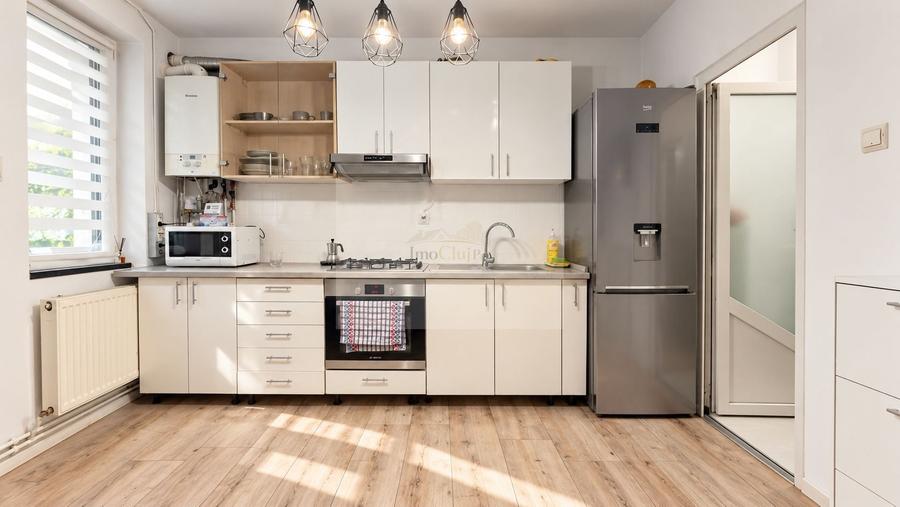 Apartament cu 3 camere semidecomandat, mobilat în Ultracentral
