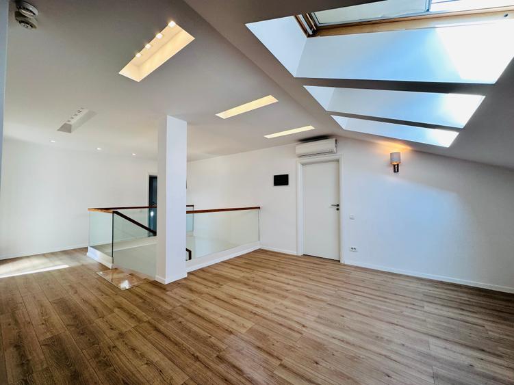 Duplex cu 9 camere cu Garaj în Central
