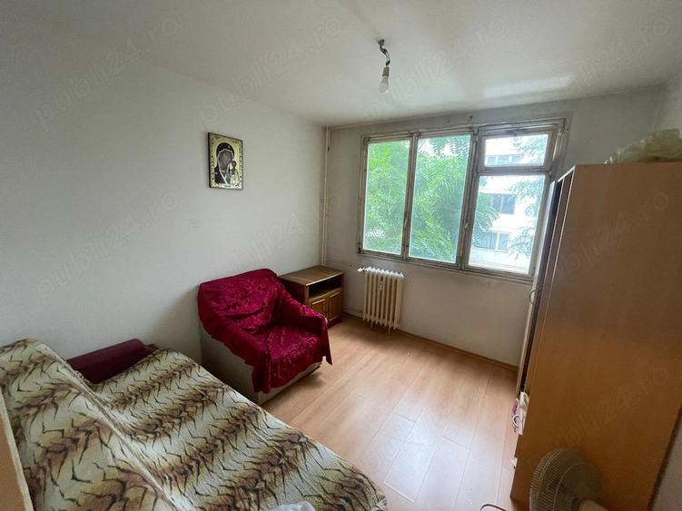 Apartament cu 3 camere semidecomandat în Berceni