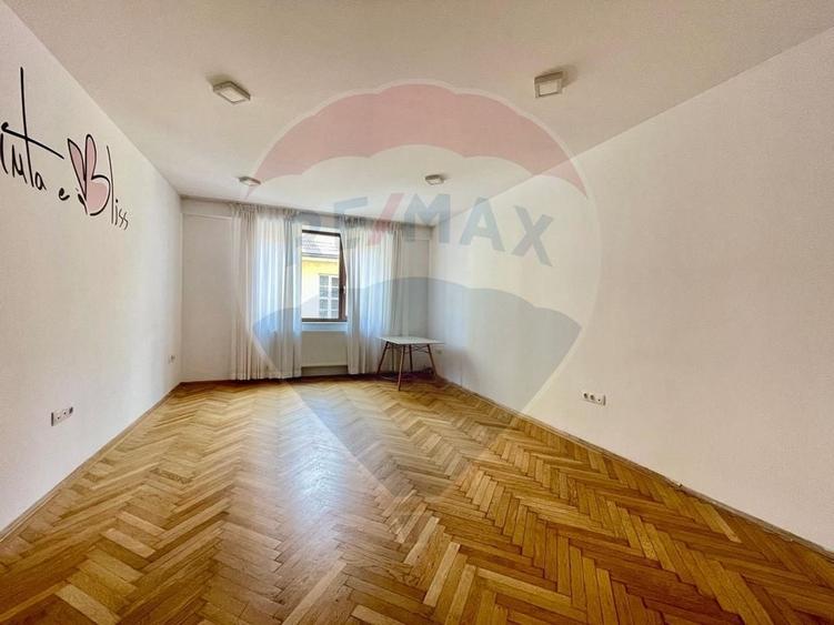 Birou, de 82 mp, în Central