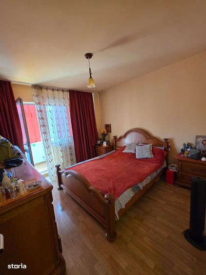 Apartament cu 4 camere semidecomandat în Tătărași