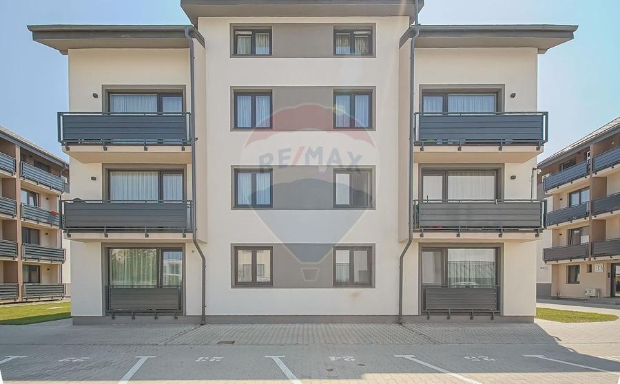 Apartament cu 3 camere decomandat, mobilat în Tractorul