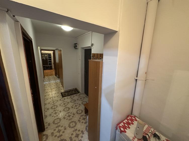 Apartament cu 4 camere semidecomandat, mobilat în Berceni