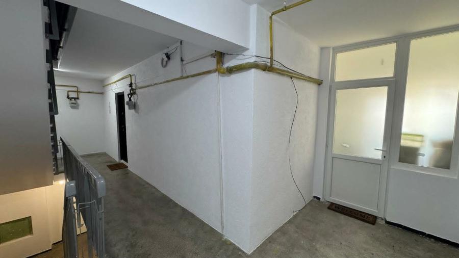 Apartament cu 3 camere decomandat, mobilat în Nicolina