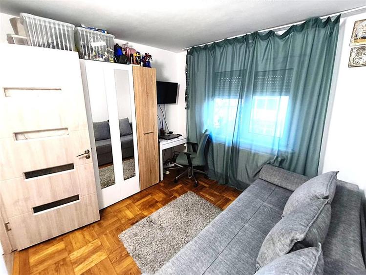 Apartament cu 3 camere semidecomandat, mobilat în Micro 3