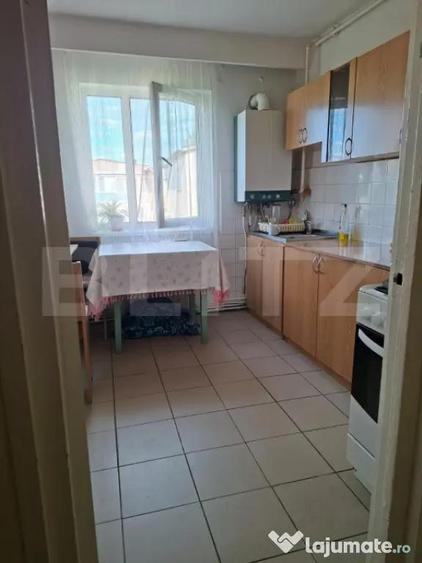 Apartament cu 3 camere semidecomandat, mobilat în Central