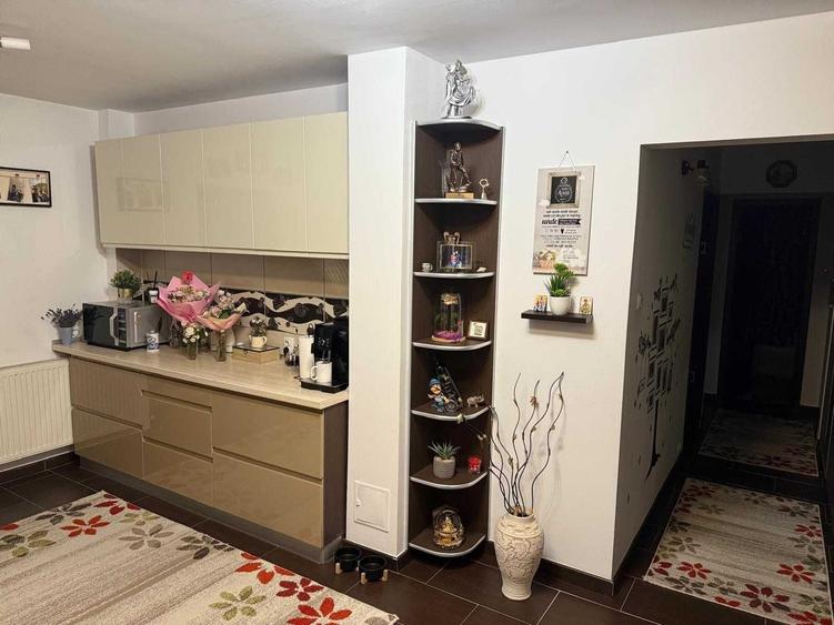 Apartament cu 3 camere decomandat în Cheriu
