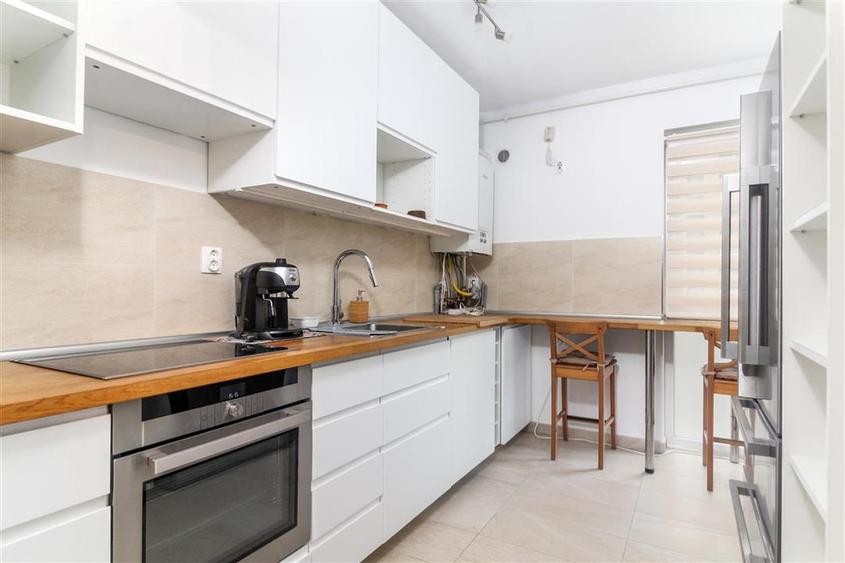 Apartament cu 3 camere semidecomandat, mobilat în Bună Ziua