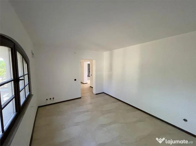 Casă cu 9 camere cu Teren 280 Mp în Petrești