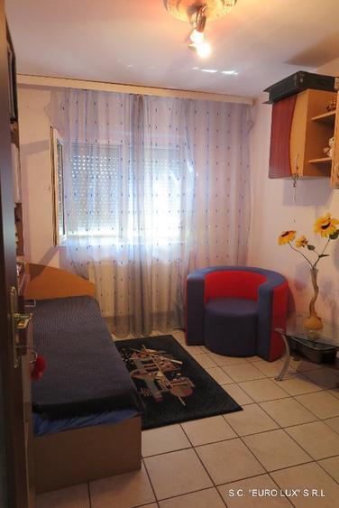 Apartament cu 4 camere semidecomandat în Micălaca