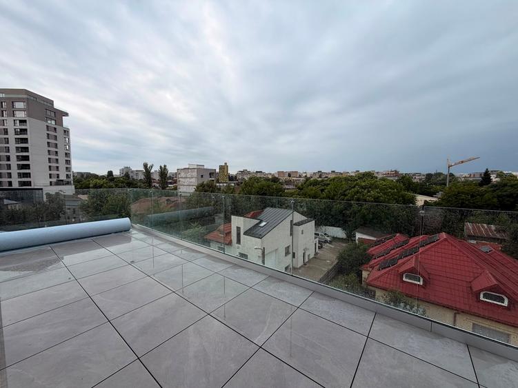 Penthouse cu 4 camere decomandat în Mihai Bravu