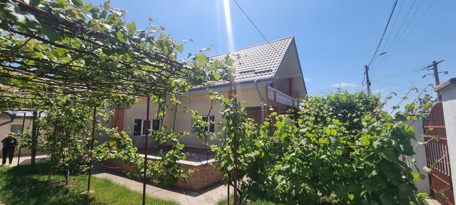 Casă individuală cu 4 camere cu Teren 1000 Mp în Central