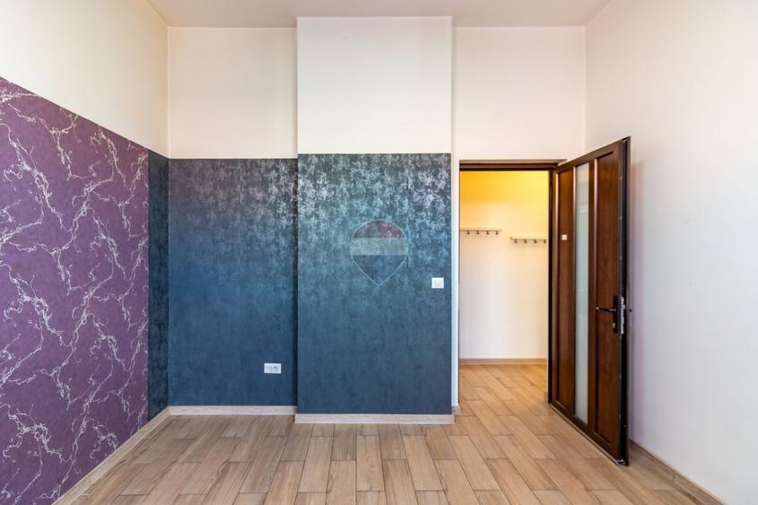 Casă individuală cu 15 camere cu Teren 520 Mp în Mitropolie
