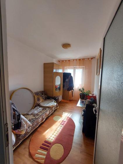 Apartament cu 4 camere decomandat, mobilat în Alexandru cel Bun