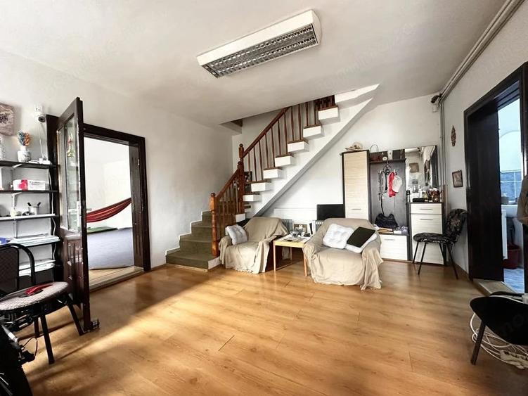 Casă cu 6 camere cu Teren 370 Mp în Olimpia-Stadion