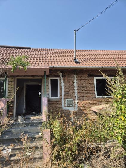 Casă cu 4 camere în Tuștea