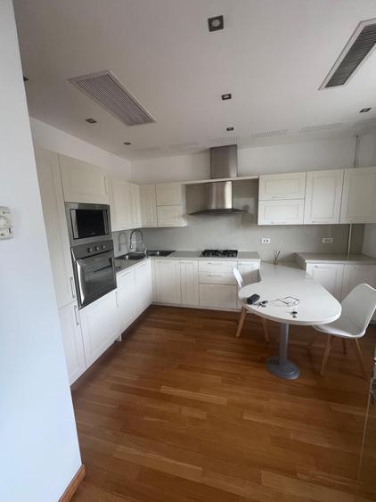 Penthouse cu 4 camere decomandat în Capitale