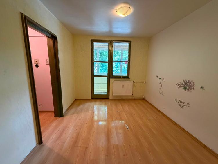 Apartament cu 3 camere semidecomandat în Dristor